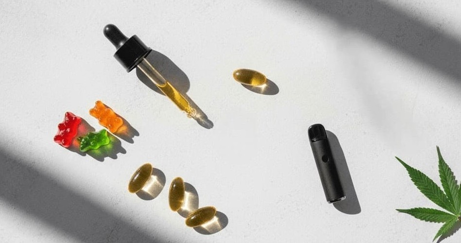 Форми прийому CBD: олія, желейки, капсули та інгалятор Різні форми CBD — олія з піпеткою, желейки, капсули та інгалятор для різної швидкості дії